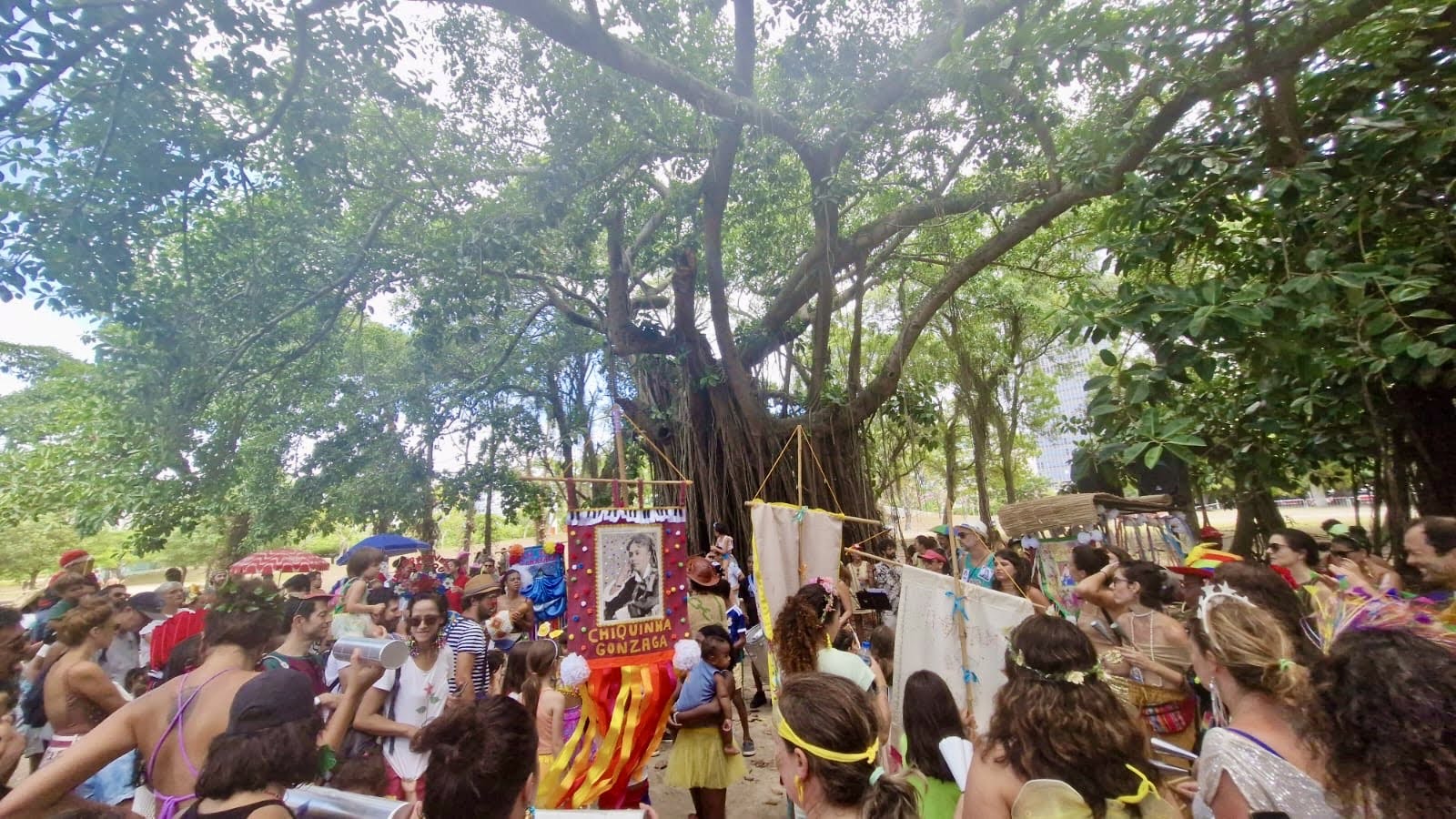 Crianças fantasiadas durante o bloco de Carnaval