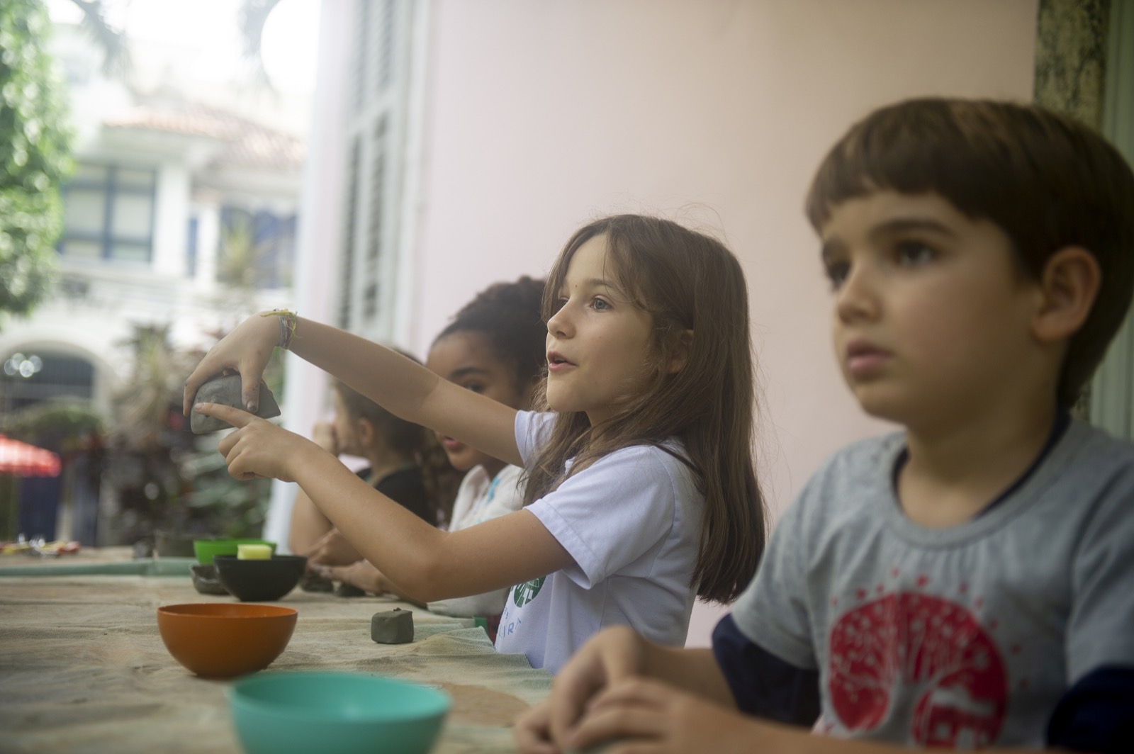 Crianças do 5º ano em uma oficina da escola