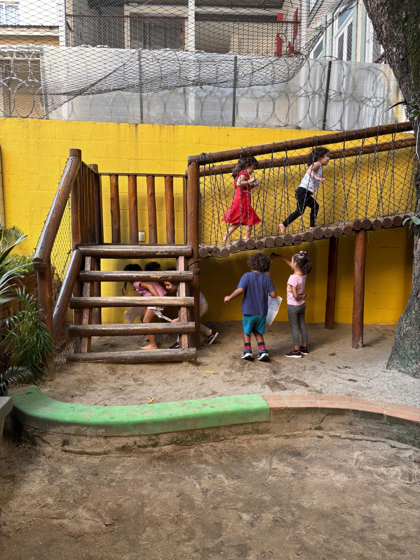 Criança explorando o jardim da escola entre plantas