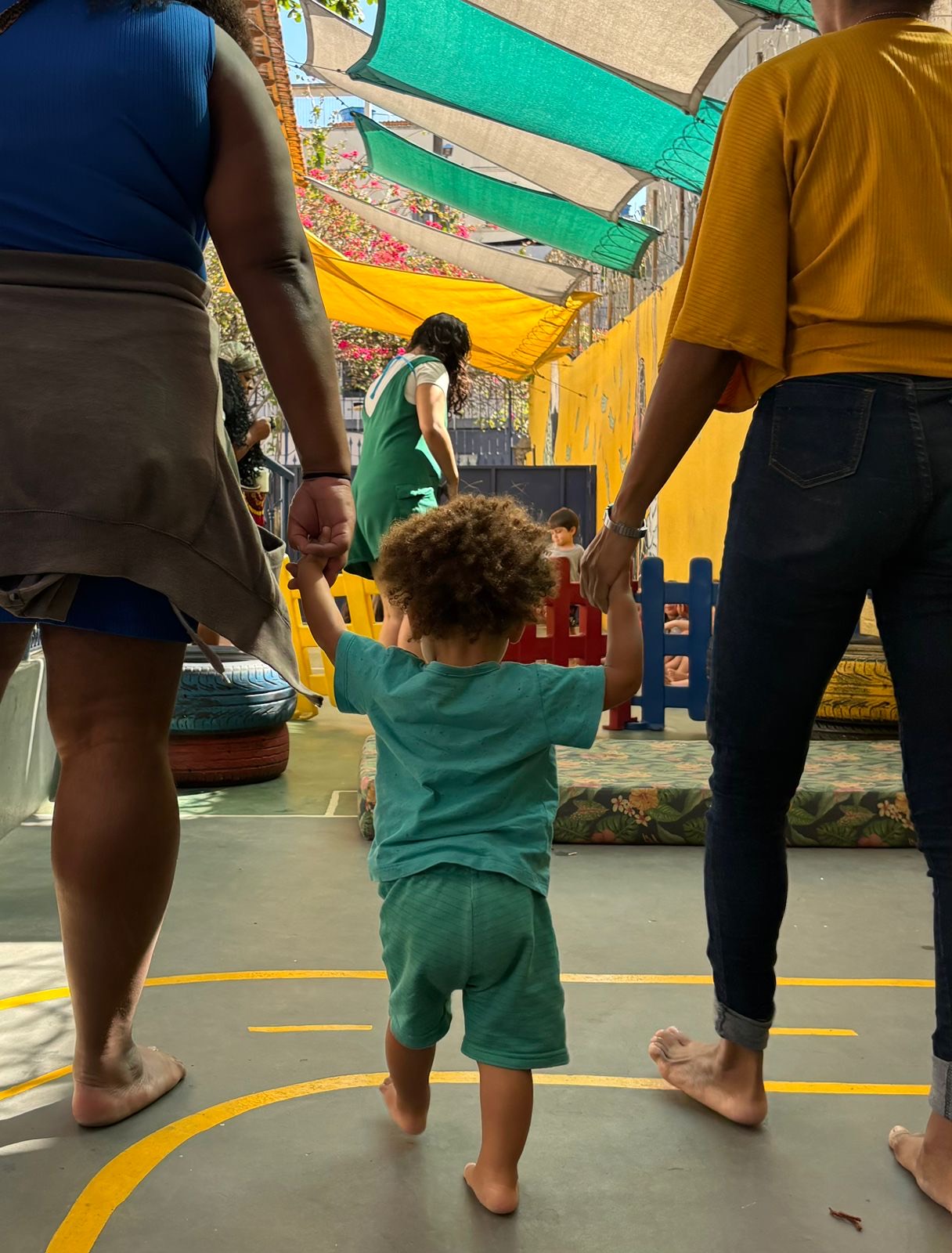 Criança nos primeiros dias de adaptação na Casa da Mangueira