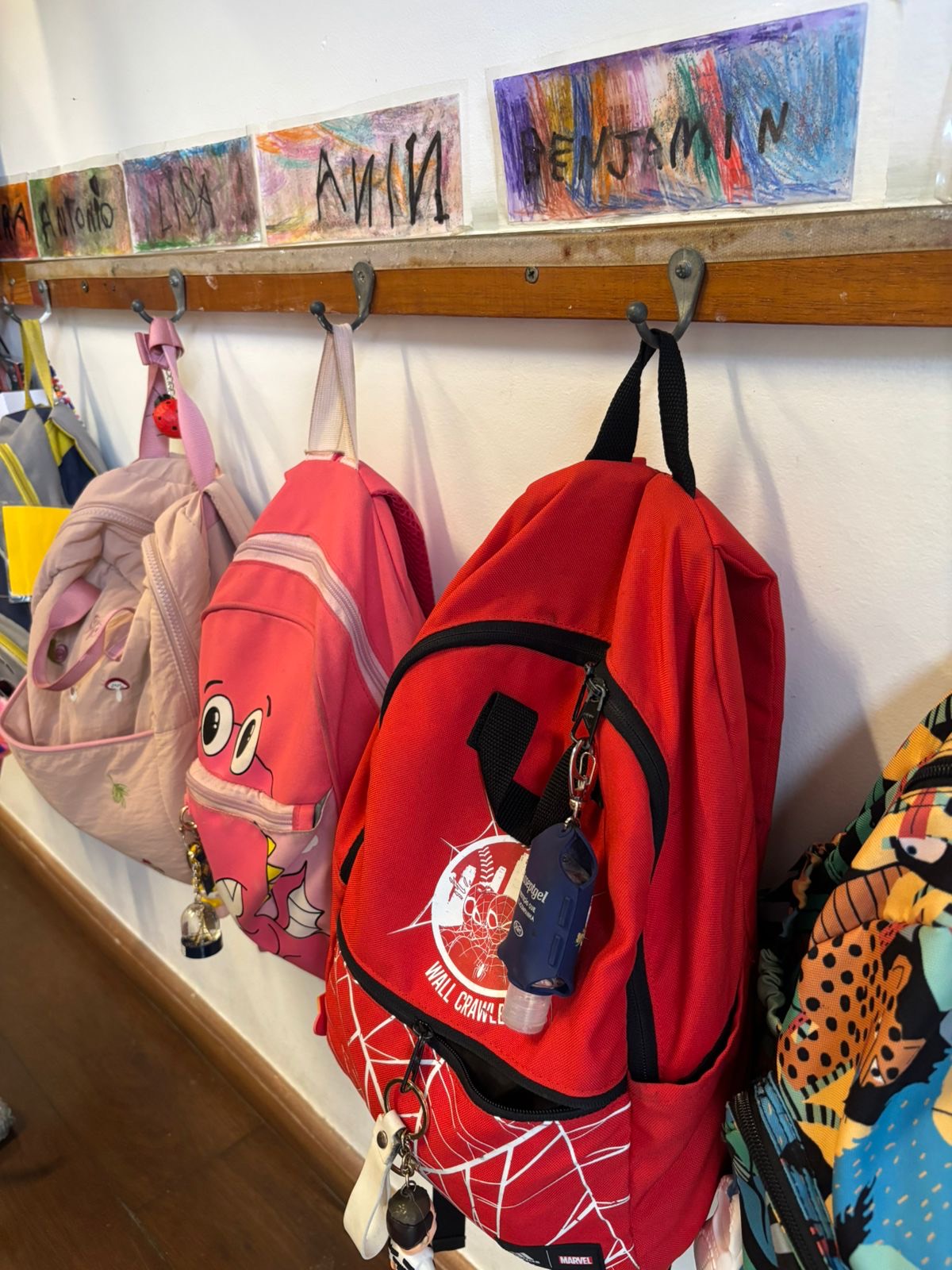 Crianças chegando à escola na passagem do Infantil para o Fundamental I