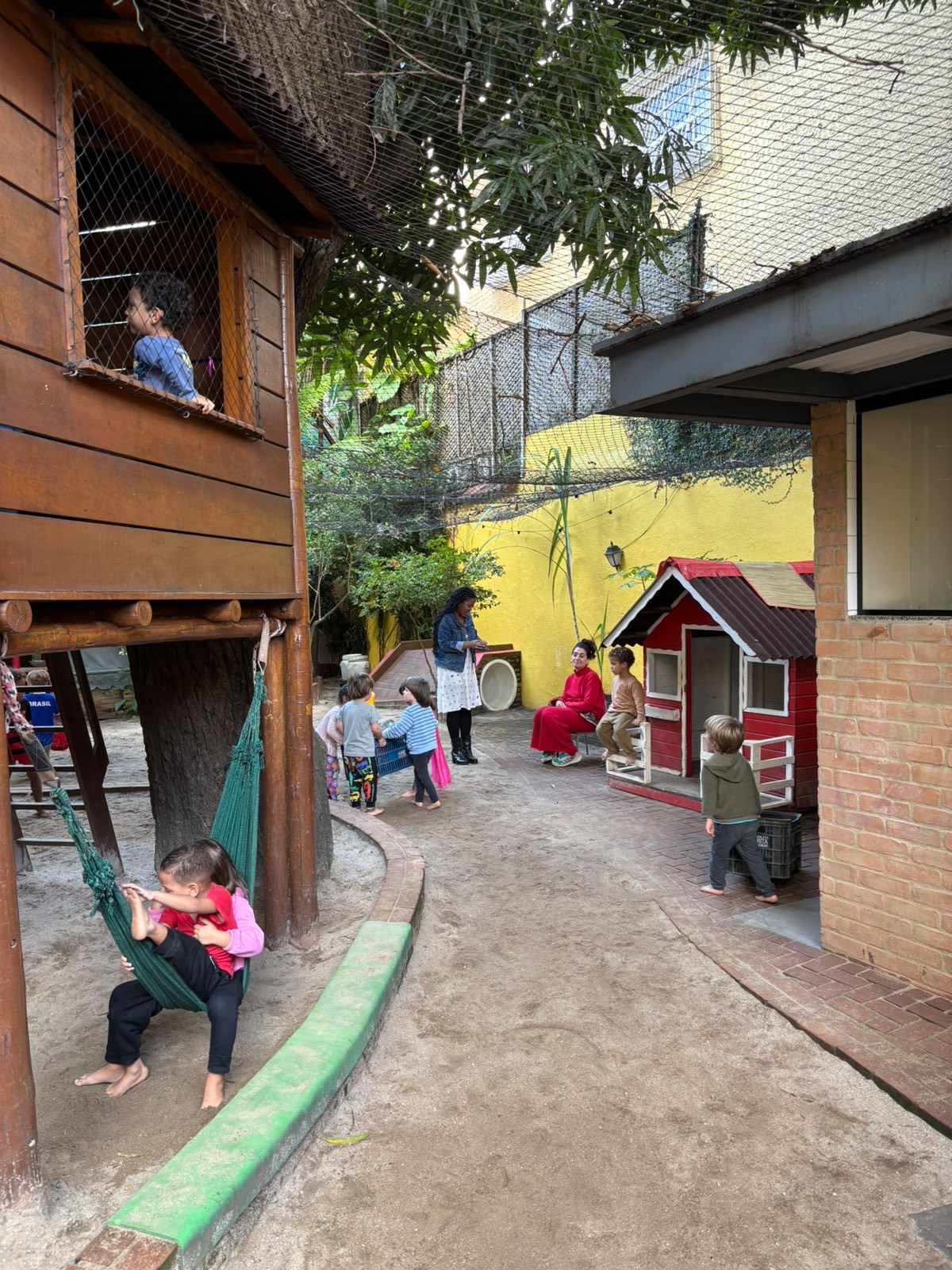 Crianças do Grupo 2 em atividade na Educação Infantil