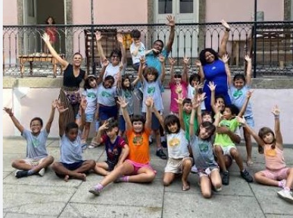 Crianças em roda na escola